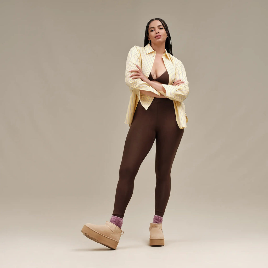 Bota con plataforma Ultra Mini clásica de mujer