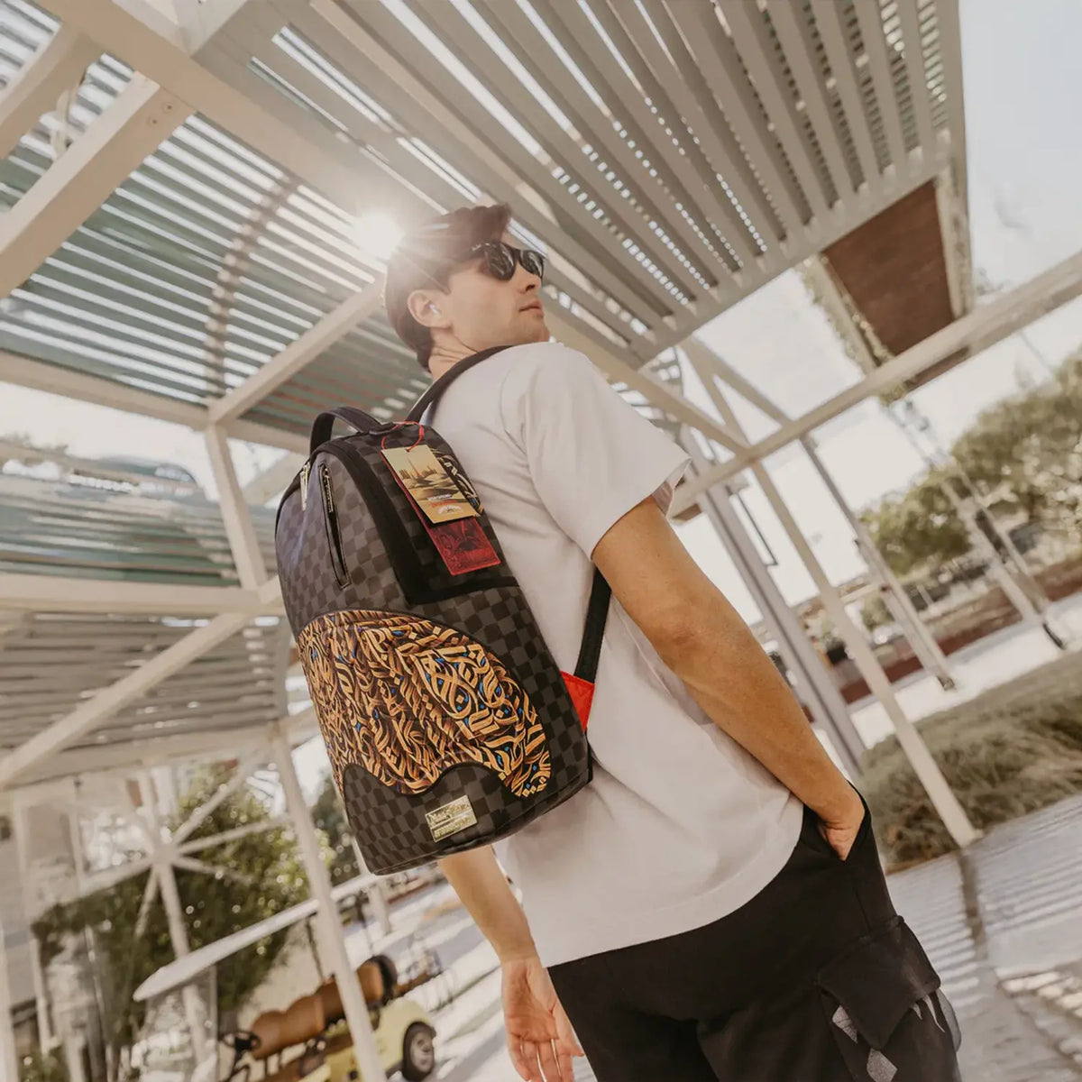 Mochila DLXSV negra Sharks In Paris de Diaa Allam