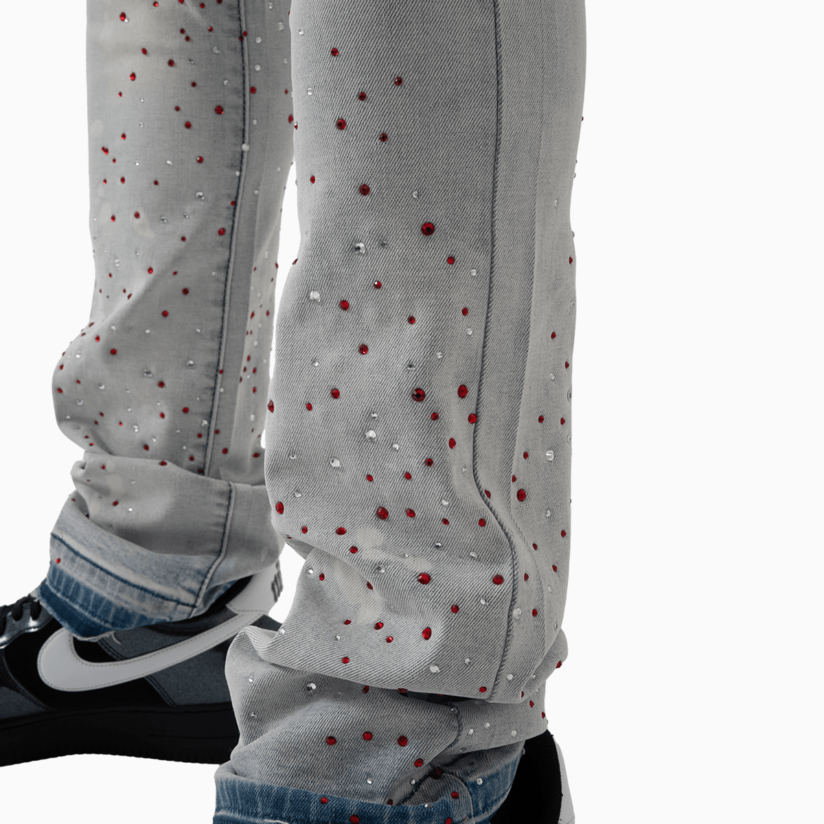 Pantalón vaquero de hombre con piedra rosa