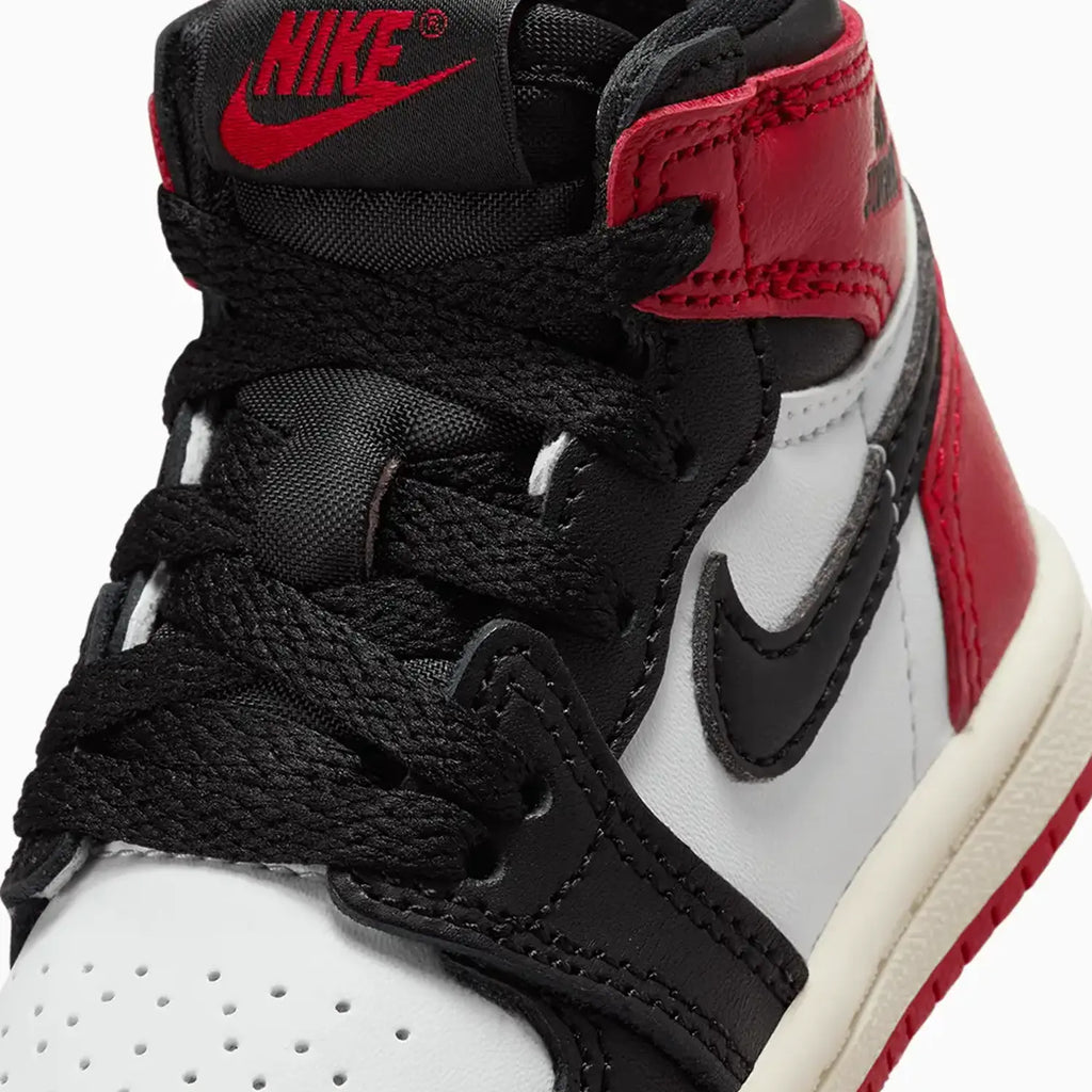 Jordan 1 Retro High OG 'Black Toe Reimagined' para niños pequeños