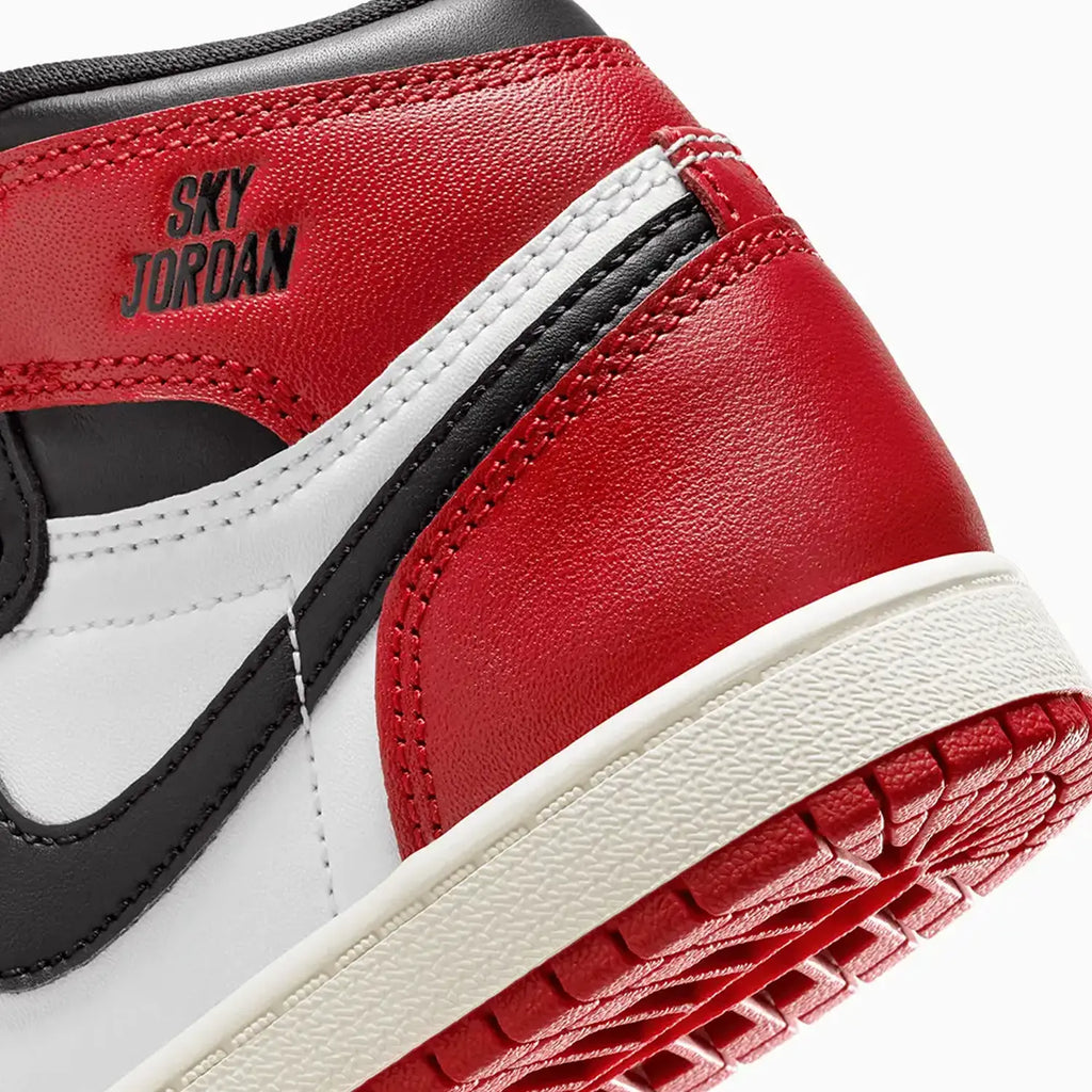Jordan 1 Retro High OG 'Black Toe Reimagined' para niños pequeños