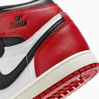 Jordan 1 Retro High OG 'Black Toe Reimagined' para niños pequeños