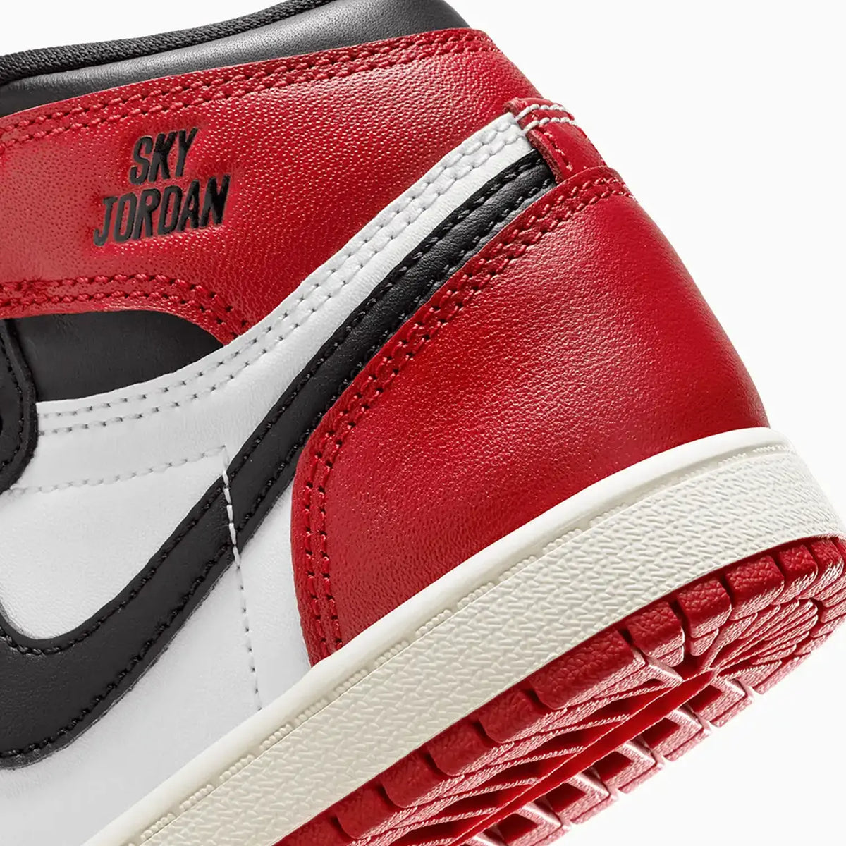 Jordan 1 Retro High OG 'Black Toe Reimagined' para niños pequeños