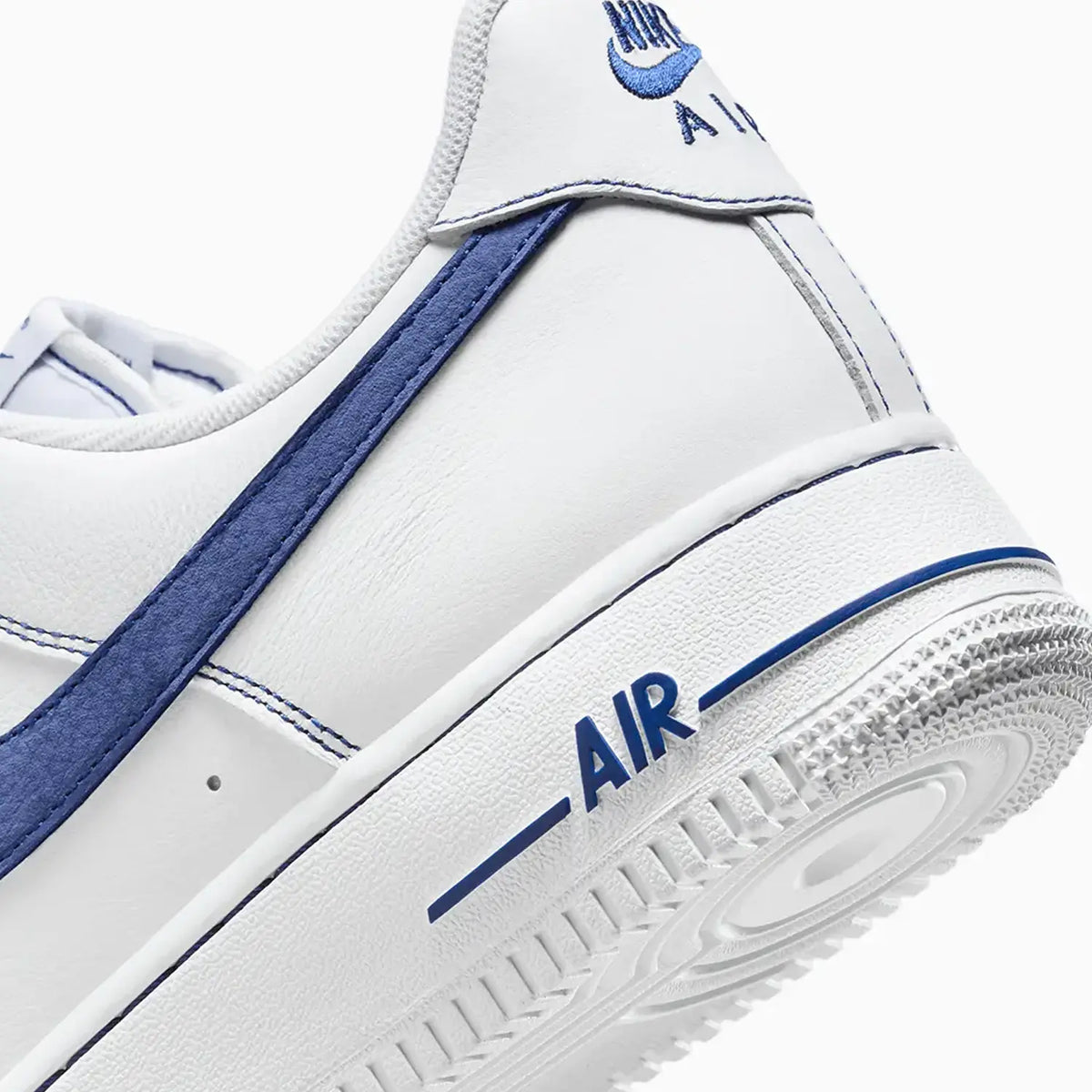 Chaussures Nike Air Force 1 '07 LV8 pour homme « White Deep Royal Blue »