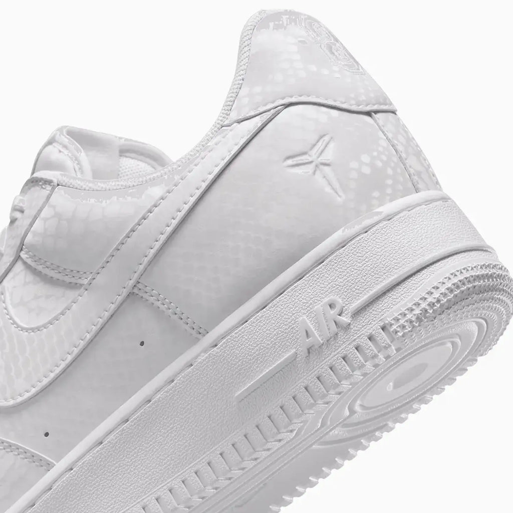 Chaussures Nike Air Force 1 Kobe Bryant « Forever White » pour Homme