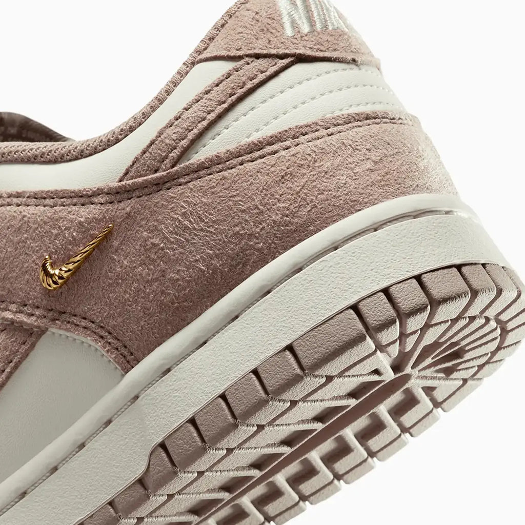 Dunk Low pour femme « Malt Gold Mini Swoosh »