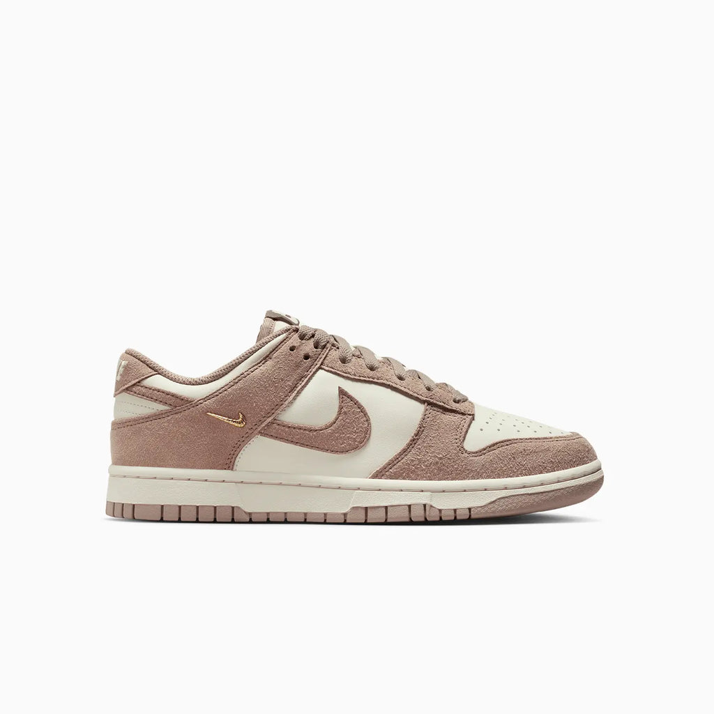 Dunk Low pour femme « Malt Gold Mini Swoosh »