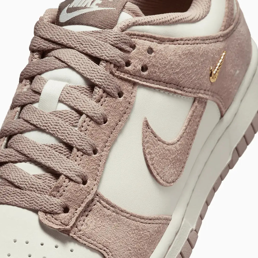 Dunk Low pour femme « Malt Gold Mini Swoosh »