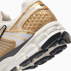 Zoom Vomero 5 « Or métallique » pour femme