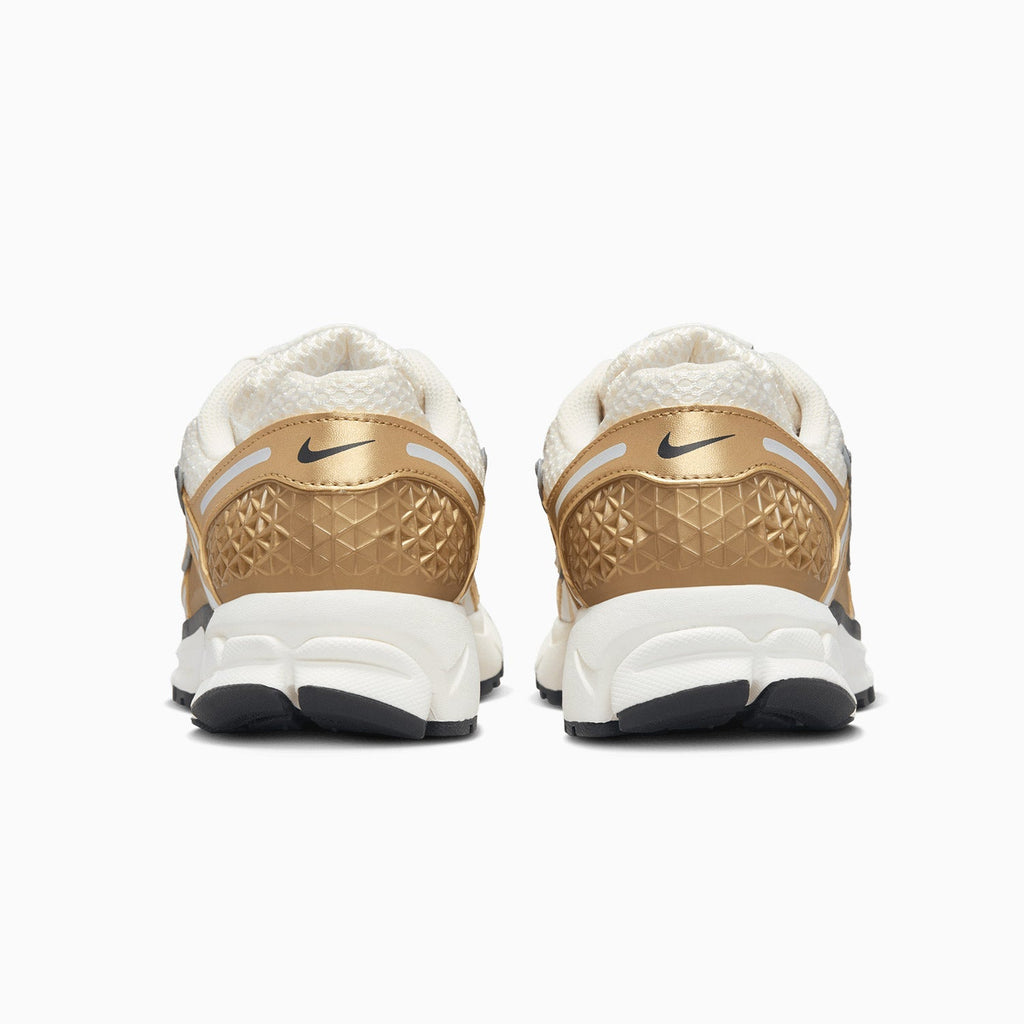 Zoom Vomero 5 « Or métallique » pour femme