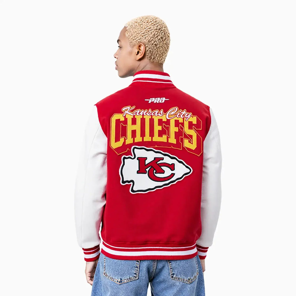 Chaqueta universitaria de lana con cuello de canalé y escudo del equipo NFL Kansas City Chiefs para hombre