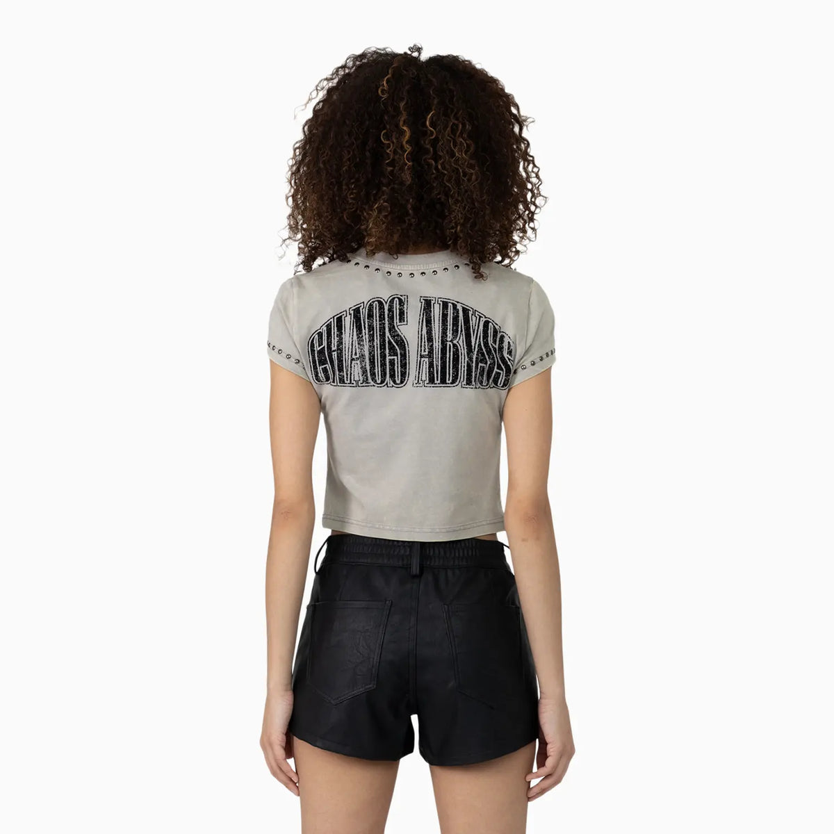 Conjunto de pantalón corto de tiro medio con estampado láser y camiseta para mujer