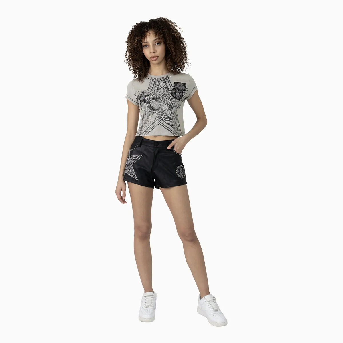 Conjunto de pantalón corto de tiro medio con estampado láser y camiseta para mujer
