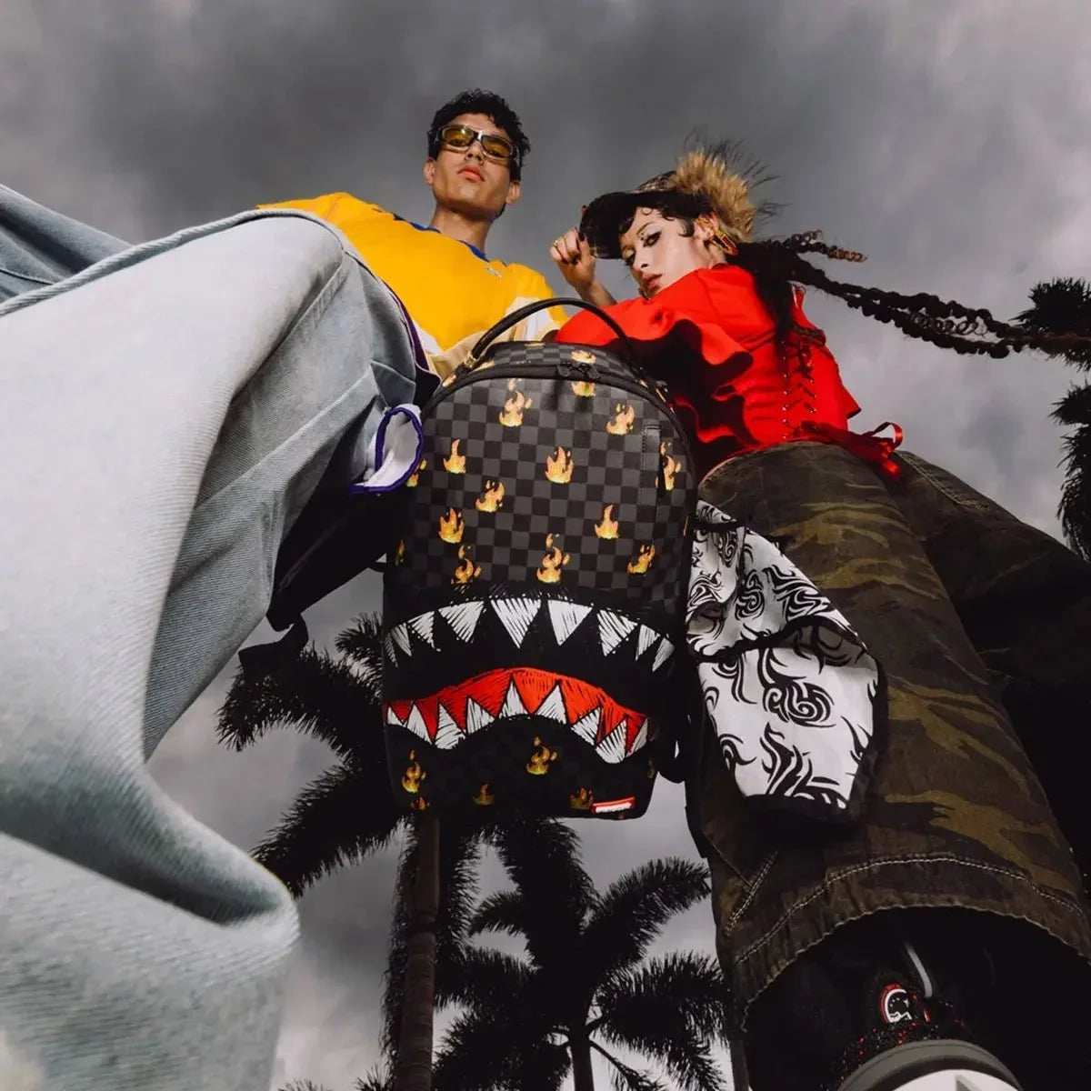 Mochila de tiburones de fuego superardientes en París