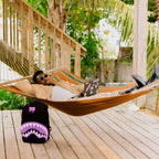 Mochila Morada con Pasaporte de Tiburón