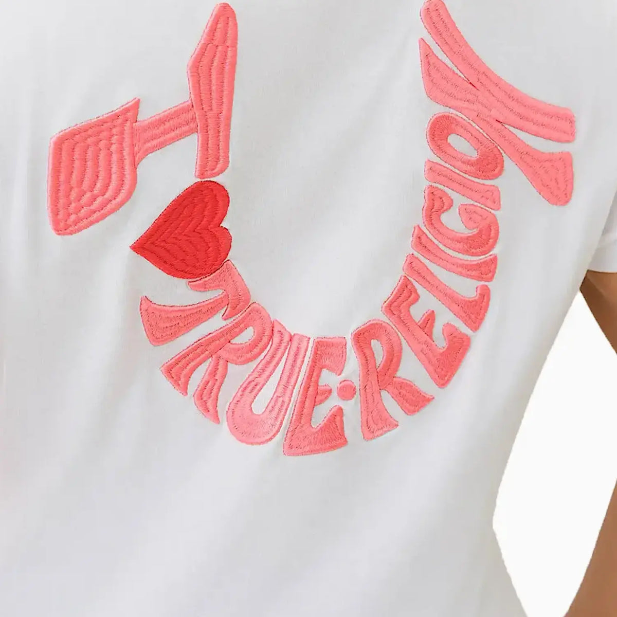 Camiseta de manga corta bordada con el logo "I Love True Religion" para mujer